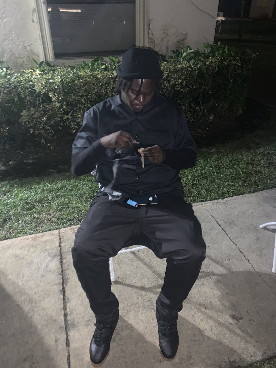 JFlorisma's tweet photo. Been put down that basketball 🏀 to go see what that field 💰🔌 like on god https://t.co/PaWSuYQhcm
