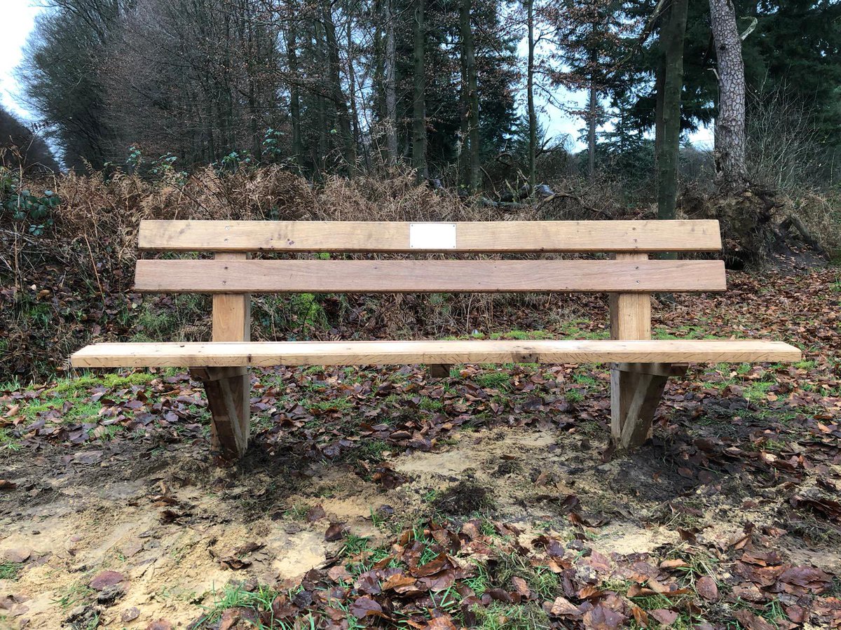 Afgelopen dagen heeft de mobiele zaag weer verschillende stammen uit eigen bos verzaagd tot balken en planken. Hiervan maken wij o.a. bankjes en landhekken die we in de terreinen van <a href="/glk/">GLK&</a> plaatsen. #kwaliteitshout #duurzaam #bosbeheer #houtoogst