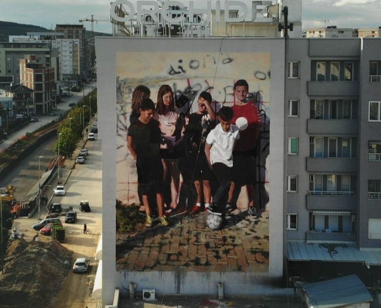 MolinaStreetArt's tweet photo. 'Youth' by British Helen Bur &amp; American Axel Void for Mural Fest 2020 in Ferizaj, Kosovo 

#helenbur #axelvoid #muralfestkosovo #ferizaj #ferizajstreetart #streetart #lamolinastreetart 

📷 via Insta artist | https://t.co/wWdFMCT3Ct https://t.co/yTcBndjPkK