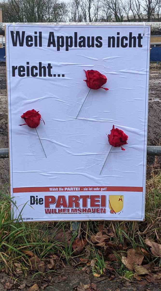 partei_whv's tweet photo. Soeben haben wir vor dem Klinikum Wilhelmshaven Plakate mit Blumen aufgehängt, weil Applaus nicht reicht!

#Krankenpflege #CoronaVirusDE #Coronakrise https://t.co/x5kNThuom0
