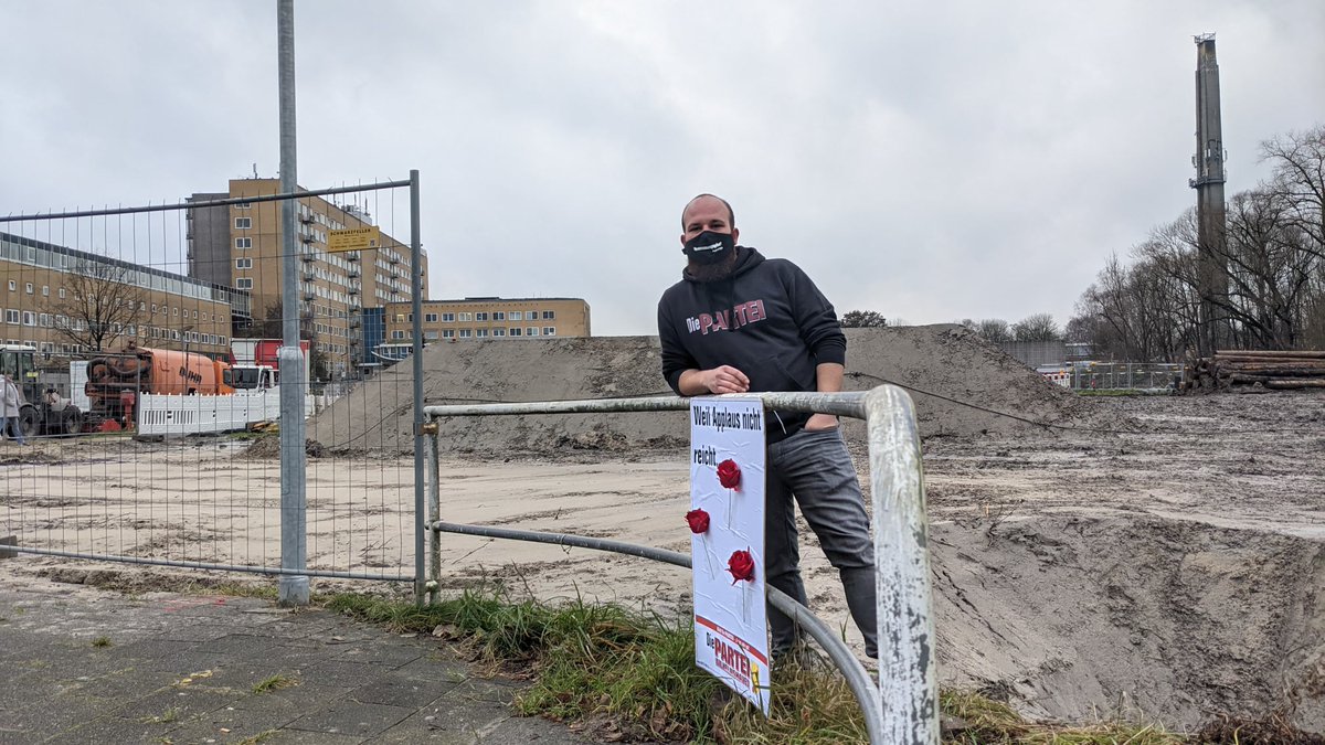 partei_whv's tweet photo. Soeben haben wir vor dem Klinikum Wilhelmshaven Plakate mit Blumen aufgehängt, weil Applaus nicht reicht!

#Krankenpflege #CoronaVirusDE #Coronakrise https://t.co/x5kNThuom0