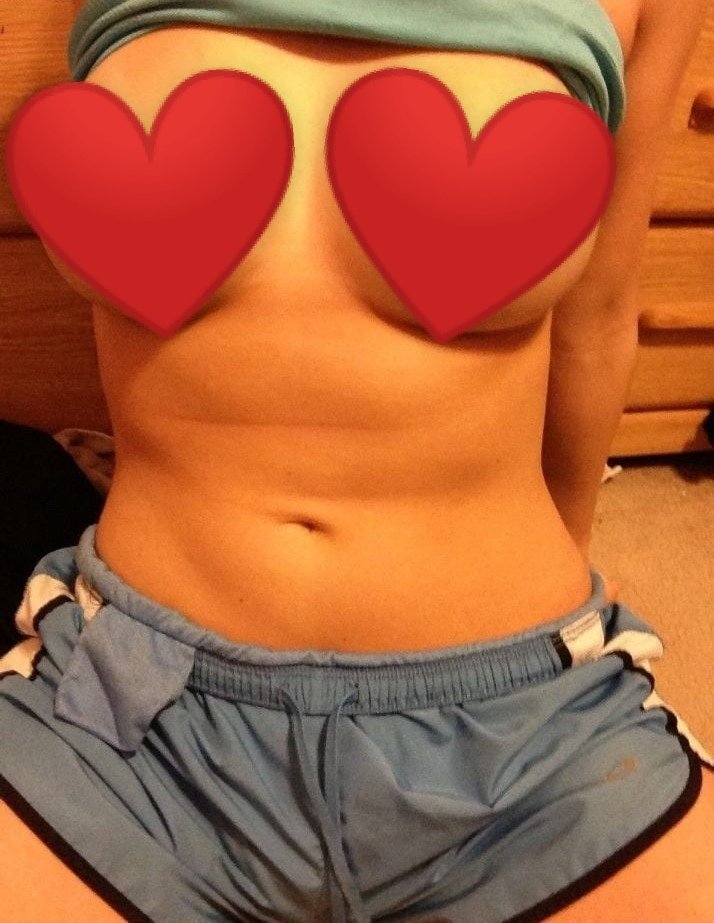 ClaraPvte's tweet photo. RT + Follow = Nude 🎁❤️

Alors, qui veut mes seins dans ses DM  ? 🤭 https://t.co/cngrb1xDtt