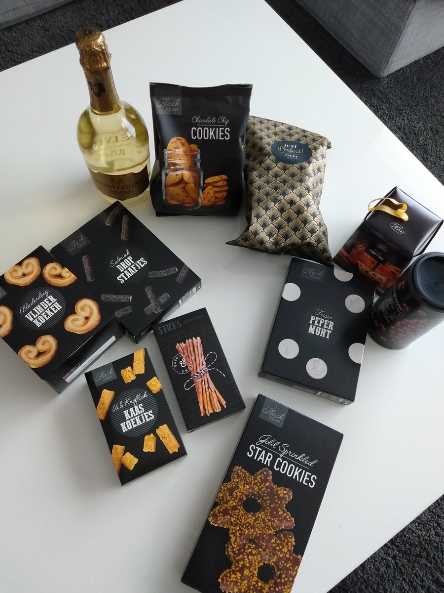 Dit jaar jammer genoeg geen gezamenlijk kerstfeestje met de collega’s, maar wel een leuk kerstpakket aan huis bezorgd! Fijne feestdagen!