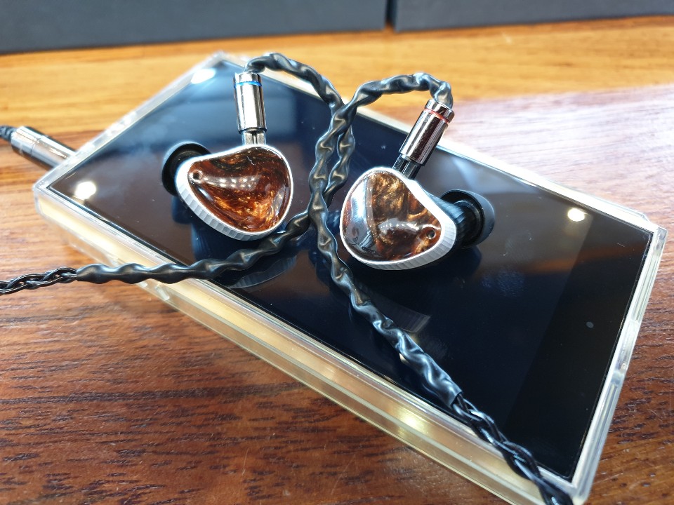 Noble Audio SULTAN リケーブル付き SULTANレビューを始める前にSULTANのことを良かった方には、この