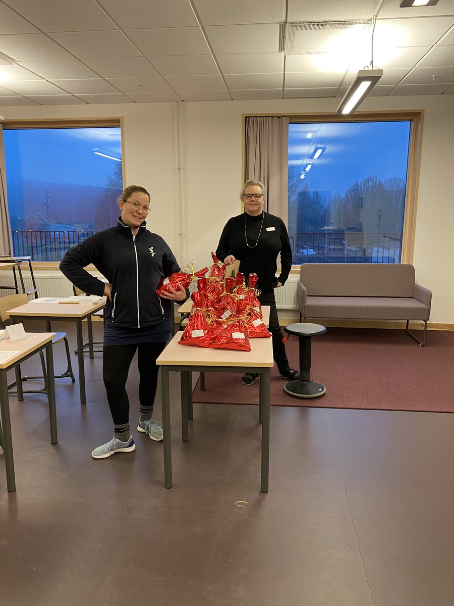 strmbck1's tweet photo. Paketutdelning till personalen. Jag tackar för en spännande och utvecklande  termin med ett härligt gäng på #tegelhagensskola #solskol #sollentuna https://t.co/DTvQwHFWLO