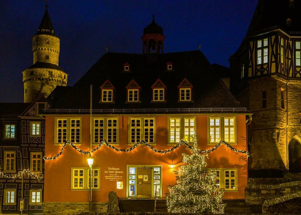 Das Idsteiner Rathaus im Dezember 2020.

#idstein #city #lockdown #advent #stadt #leere #corona #weihnachtszeit #weihnachten #christmas #taunus #viltrox33mmf14 #fujifilmxt3 #stadtidstein #idstein24 #hessen #altstadt #rathaus #hessentourismus 

Exif: ISO … instagr.am/p/CI54_ArgS8b/