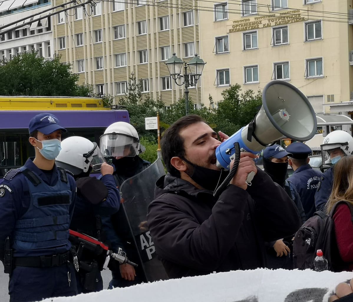 Κανένας Μόνος/ Καμία Μόνη tweet media