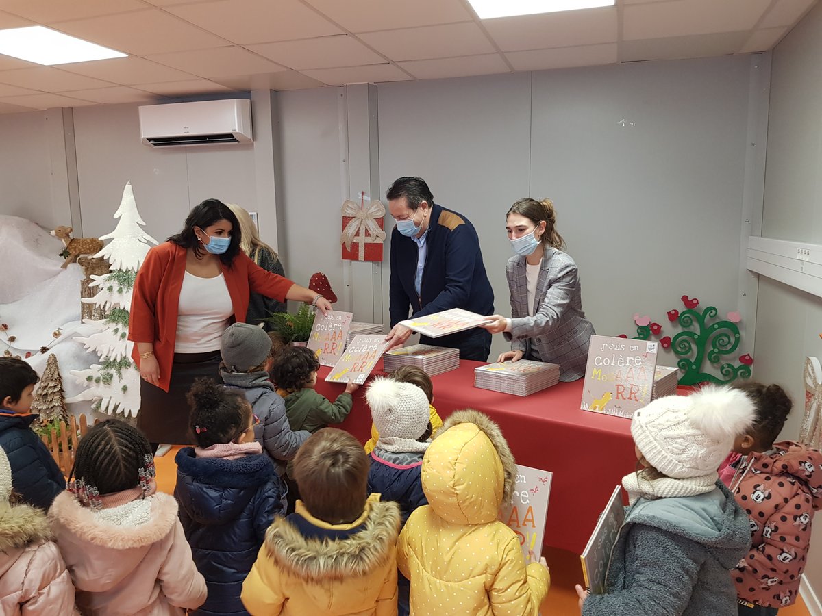 📖 I Distribution de livres dans les écoles 

Pour Noël, la ville et la caisse des écoles ont offert des livres aux élèves de maternelles des écoles Victor Baloche et La Fontaine 🎁
