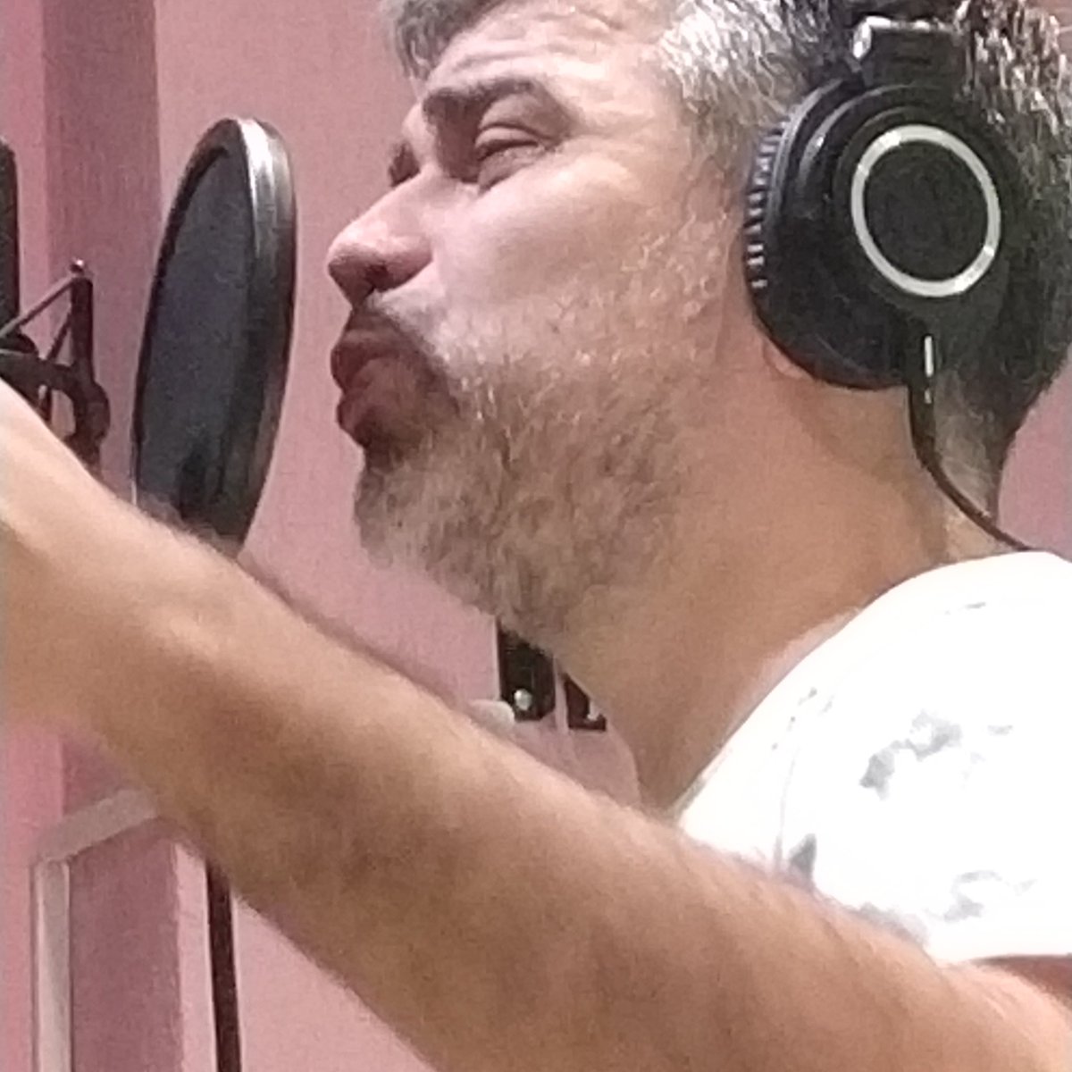 grupofato's tweet photo. Hoje é dia dele!
Daniel Fagundes, cantor, compositor, multi-instrumentista, um coração enorme, e ainda por cima, um lindo!
Dani querido, tudo de bom desta vida pra você, hoje e sempre, e que a gente ainda continue juntos por muitos e muitos anos.
São os nossos votos.
#grupofato https://t.co/eMqUmBzIFu