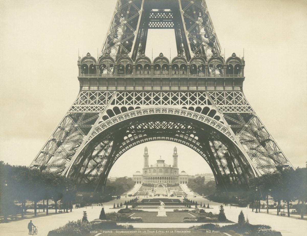 LaTourEiffel's tweet photo. 🇫🇷 Aujourd'hui, je vous propose un nouveau voyage dans le temps ! Près de 125 ans séparent ces 2 clichés pris depuis le Champ de Mars.

🇬🇧 Today, let's travel back in time again! Almost 125 years went by between these 2 photos taken from the Champ de Mars.
#tourEiffel #JeudiPhoto https://t.co/OGJihtFtyL