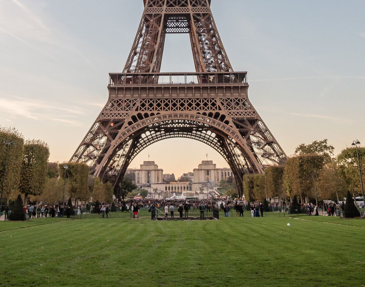 LaTourEiffel's tweet photo. 🇫🇷 Aujourd'hui, je vous propose un nouveau voyage dans le temps ! Près de 125 ans séparent ces 2 clichés pris depuis le Champ de Mars.

🇬🇧 Today, let's travel back in time again! Almost 125 years went by between these 2 photos taken from the Champ de Mars.
#tourEiffel #JeudiPhoto https://t.co/OGJihtFtyL