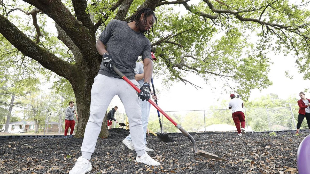 Najee Harris Named to SEC Football Community Service Team

si.com/college/alabam…
