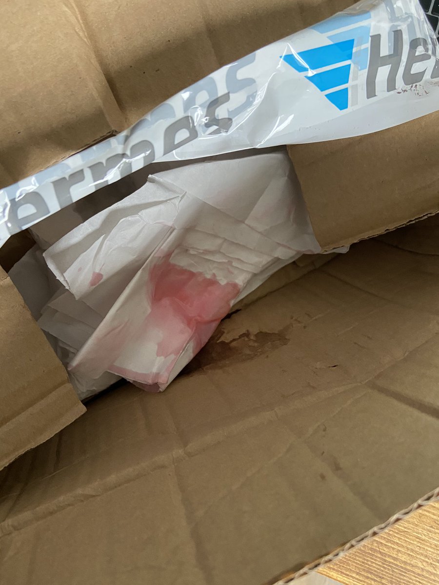 paulDisme's tweet photo. @superdrug disappointed that my order arrived in this condition, showegel leaked everywhere + box torn open, @Hermesparcels what’s going on? #myhermes https://t.co/UMoqm8bYzG