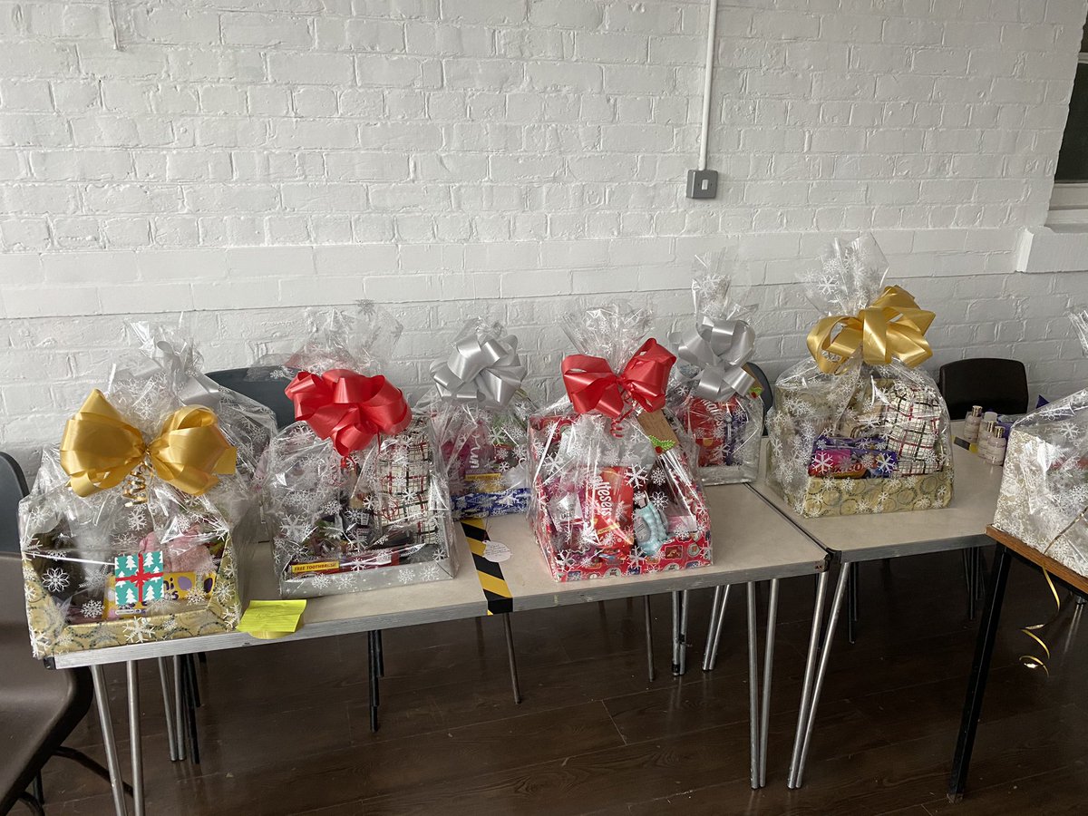 WarringtonGrCo's tweet photo. Fantastic effort from our volunteers today 20 plus food parcels and also 24 beautifully wrapped presents for people we connect with who live alone at Xmas, big thanks to Ami Rory Meg Nikki Jack and Lauren for being such community minded people spreading some joy in Warrington 🙌🏻 https://t.co/pMx4rnhq4l