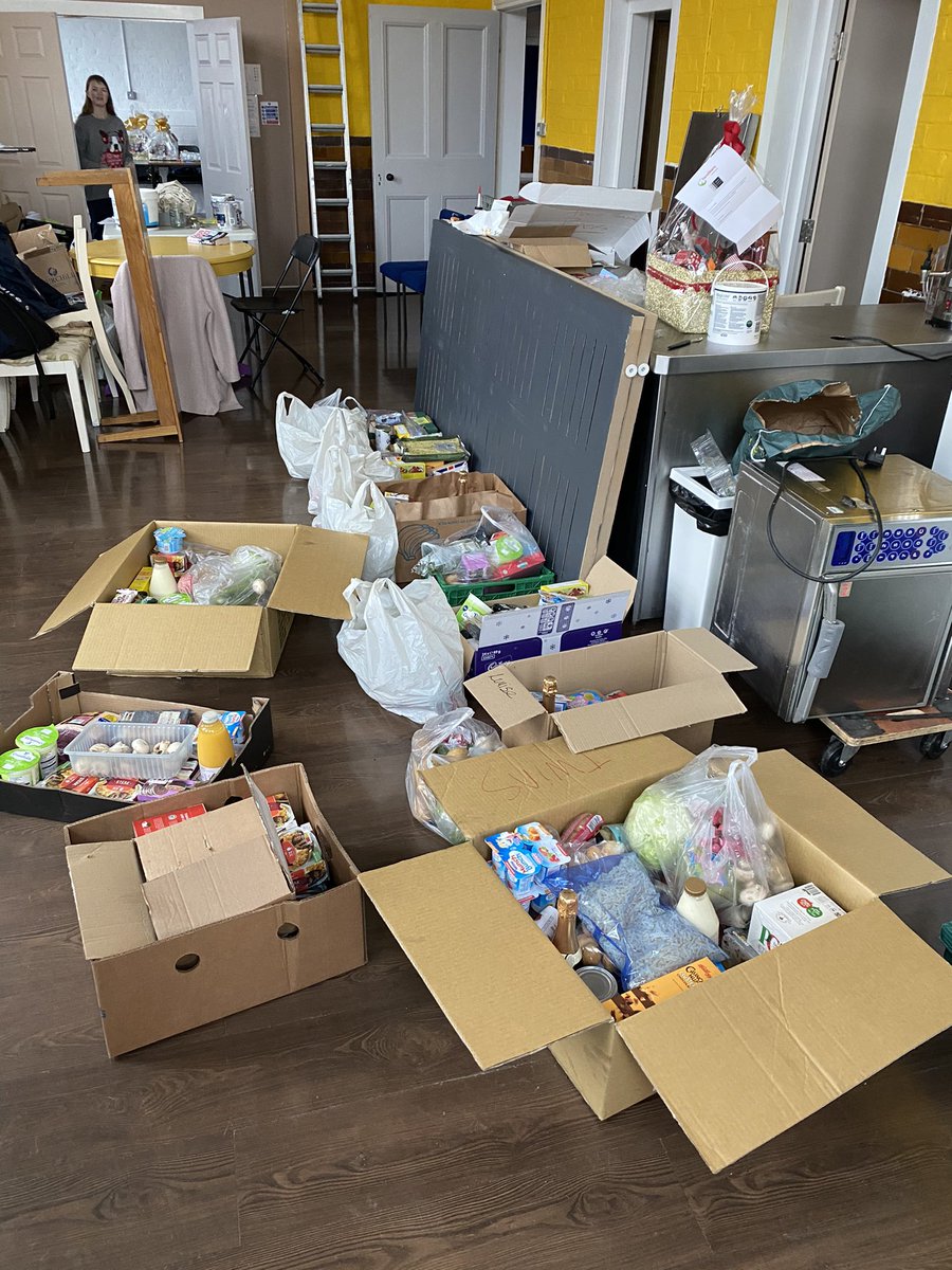 WarringtonGrCo's tweet photo. Fantastic effort from our volunteers today 20 plus food parcels and also 24 beautifully wrapped presents for people we connect with who live alone at Xmas, big thanks to Ami Rory Meg Nikki Jack and Lauren for being such community minded people spreading some joy in Warrington 🙌🏻 https://t.co/pMx4rnhq4l