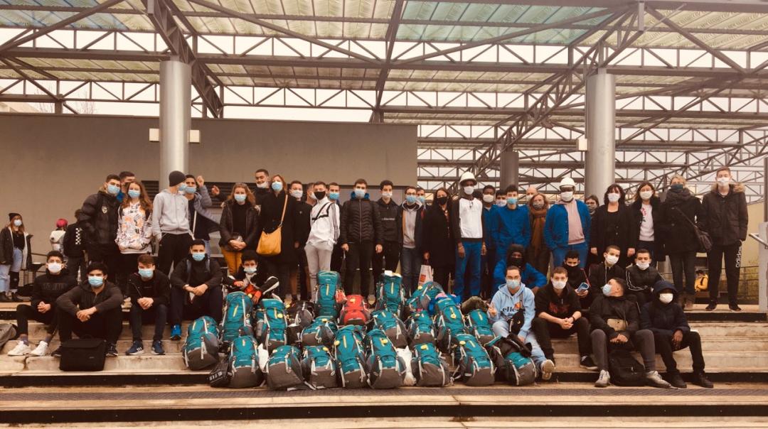 Solidarité : À l'approche des fêtes, depuis plusieurs années, en partenariat avec l'association Sakado, les élèves du lycée Frédéric Mistral  préparent les sacs à dos pour les personnes sans-abri. Les élèves ont soigneusement préparé plusieurs kits dans chacun des 24 sacs.