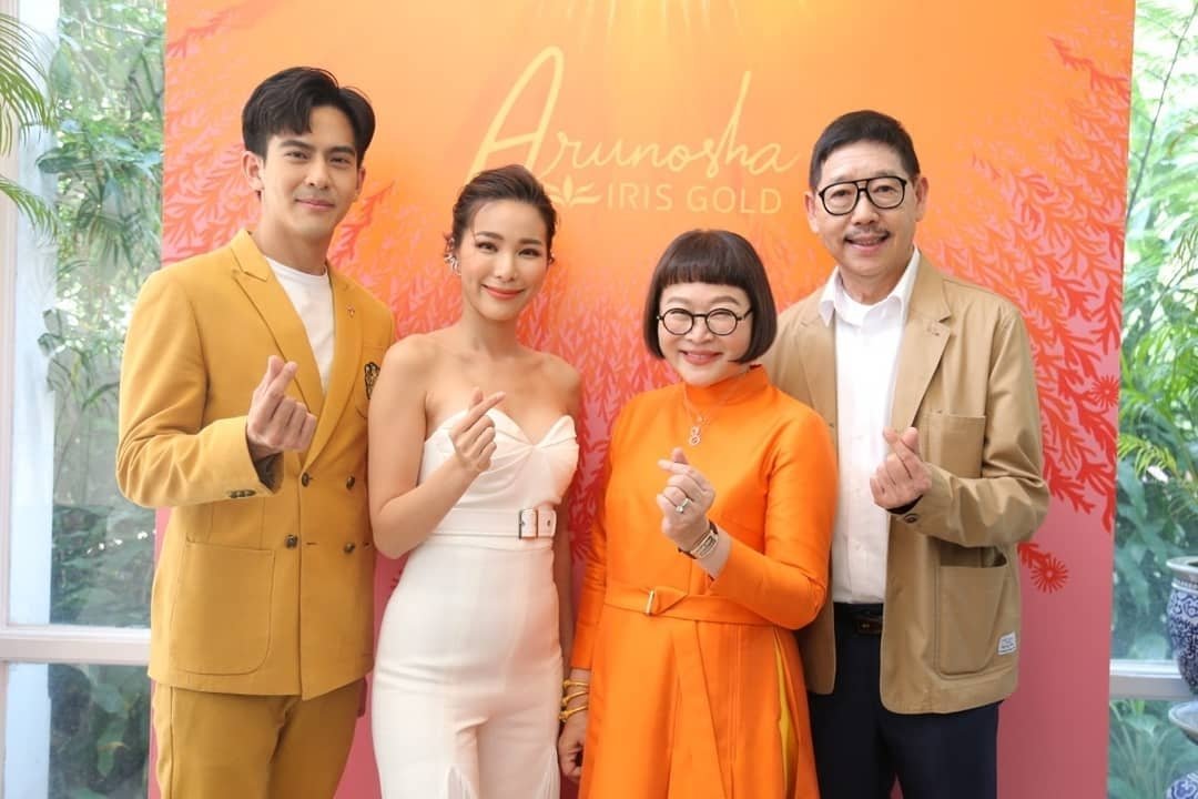 mhoojeab's tweet photo. "แม่นายหน่อง-อรุโณชา" ร่วมกับ "ไอริส โกลด์" จัดงานแถลงข่าวเปิดตัว “The Sun Collection” คอลเลกชันเครื่องประดับแรกภายใต้แบรนด์ “Arunosha x IrisGold" ณ อะกาลิโก โดยมีผู้จัดละคร น้องๆนักแสดง ร่วมแสดงความยินดีคับคั่ง ❤ #TheSunCollection #ArunoshaxIrisGold
#toey_pongsakorn https://t.co/223FKAptGK