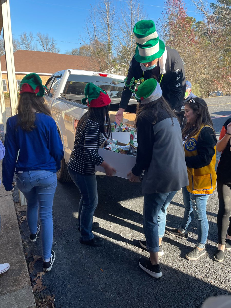 GilmerISDProud's tweet photo. BJHS National Jr. Honor Society is loading up hundreds of can food items for our community.  Servant hearts are abundant in GISD. https://t.co/875LzNSkXZ