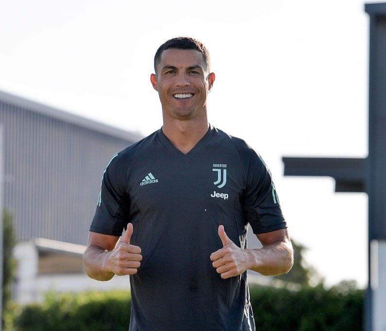 Al_Hussein224's tweet photo. Cristiano Ronaldo : "Mon père m'a toujours appris que lorsque tu aides les autres, Dieu te donne le double. Et c'est ce qui m'est vraiment arrivé. Quand j'ai aidé des gens dans le besoin, Dieu m'a aidé encore plus".
Pris sur le net https://t.co/iIC9wSOHZT