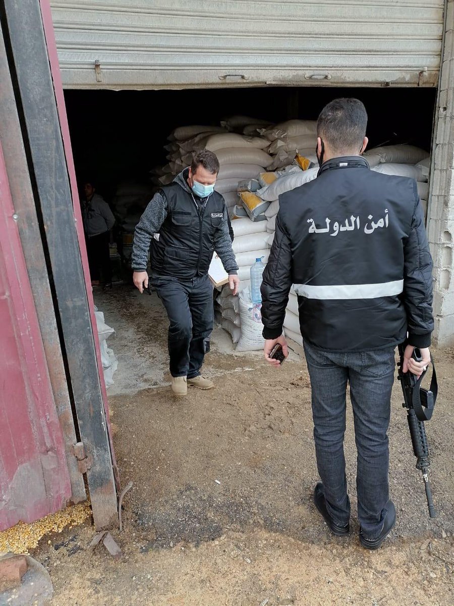 statesecuritylb's tweet photo. مؤازرة مصلحة الزراعة في جولة في منطقتي مرجعيون وبنت جبيل على محلات بيع الاعلاف للتاكد من الالتزام بالاسعار المحددة https://t.co/3PiFxZmE8I