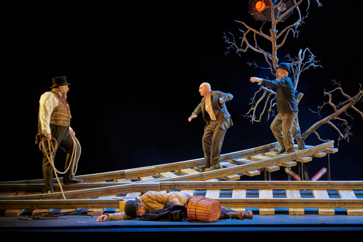 📌Este fin de semana  #EsperandoAGodot estará de gira por la Comunidad de Madrid. 
👉🏻¿Dónde?
📍En Parla 
     Sábado 19 de diciembre. 
📍En Getafe 
     Domingo 20 de diciembre
@PepeViyuelactor #AlbertoJiménez #JuanDíaz @FernandoAlbizu <a href="/jesuslavi/">Jesús Lavi</a>