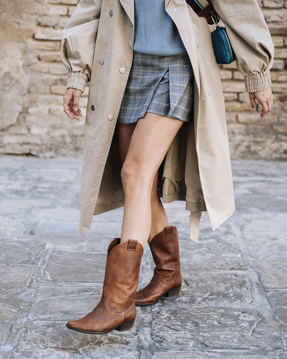 ⭐ La bota cowboy más icónica se ha  convertido en uno de los modelos más vendidos con su versión de piel efecto envejecido. Una piel más agradecida que el serraje y que destaca por los diferentes tonos de marrón 🖤 ¿Qué os parece este tipo de efecto?

bryanstepwise.com