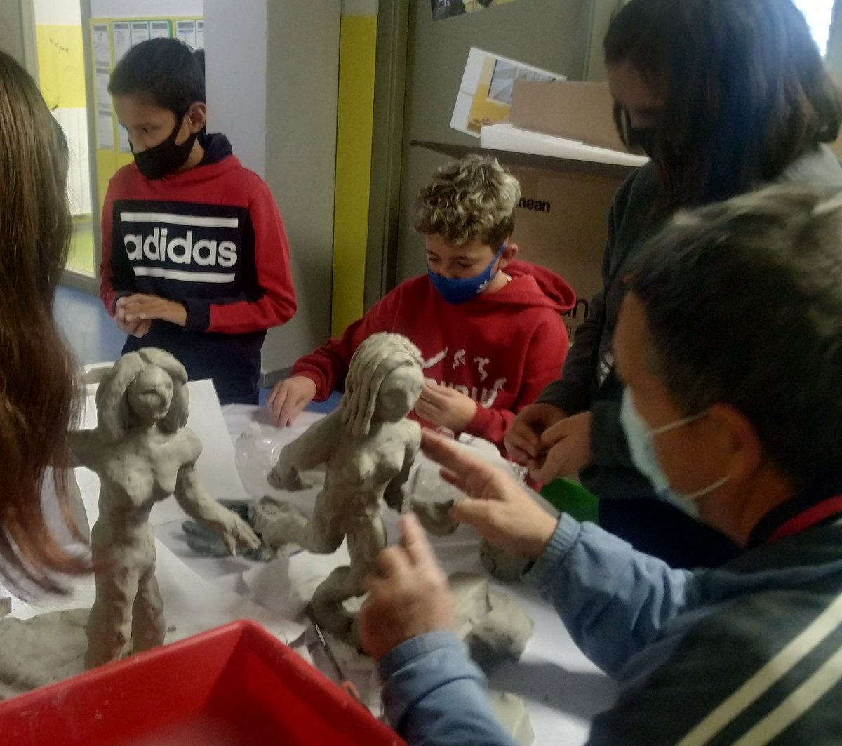 EscolaElsPins's tweet image. Comencem a donar forma a les maquetes de les escultures que farem amb @ManoloRRivera relacionades amb #ODS
Projecte #POEFA. Tot 6è cap a l'èxit educatiu! @FondosEuropeos @educaciocat @cdfcultura  #Art #Escultura