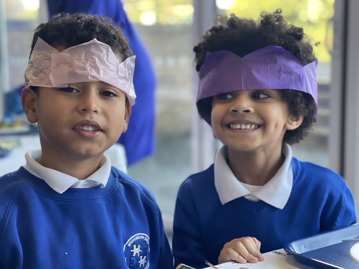 woodberrydownN4's tweet photo. It’s all about the funny hats here at #WoodberryDown #NWFed for our #ChristmasDinner today! https://t.co/ElZBAIA8VO