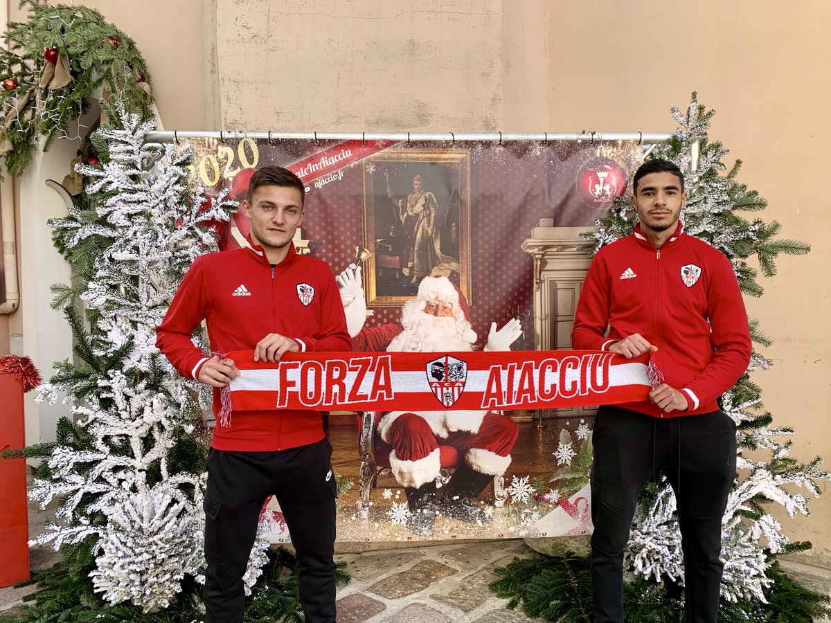 #Ajaccio
🎅🏻 Jeu concours #NataleInAiacciu
👏🏻 L'<a href="/ACAjaccio/">AC Ajaccio</a> apporte son soutien aux commerçants de la Ville !
On prend la pose au Borgu 😄
ℹ️ Infos jeu : bit.ly/37YKkWS