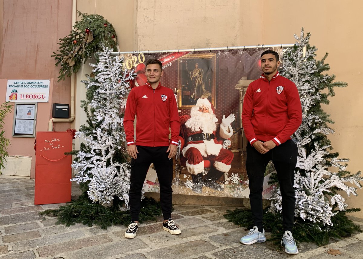 VilledAjaccio's tweet photo. #Ajaccio
🎅🏻 Jeu concours #NataleInAiacciu
👏🏻 L'@ACAjaccio apporte son soutien aux commerçants de la Ville !
On prend la pose au Borgu 😄
ℹ️ Infos jeu : https://t.co/QHtbVkBDcT https://t.co/07bNBvK2DN