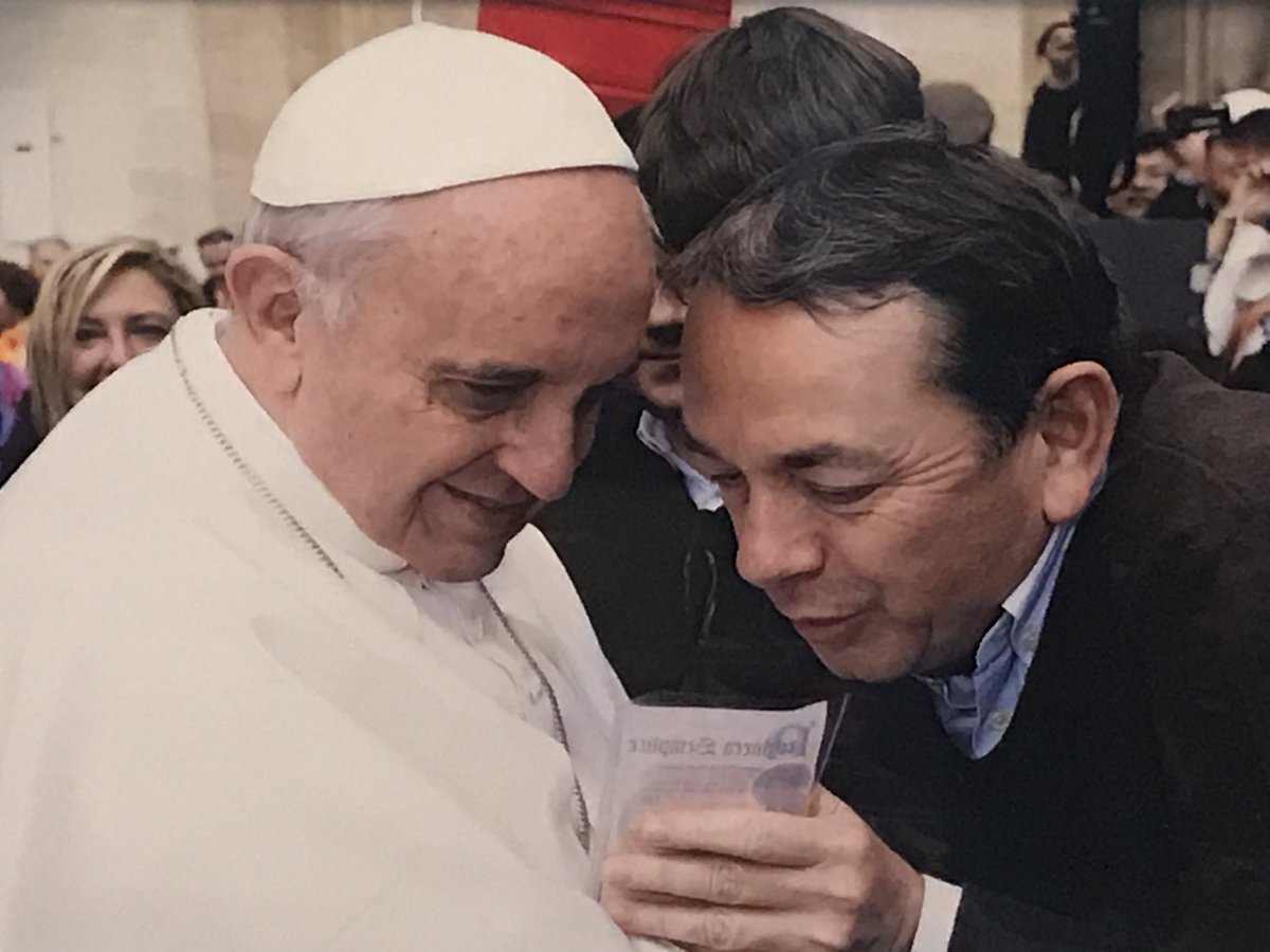 RobertoBosi52's tweet photo. Caro @Pontifex_it ,
mi sei padre
amato, ascoltato, imitato
amorevole, coraggioso
abbandonato all’Amore dell’Amato
e perciò innamorato
dei piccoli
dei poveri
degli abbandonati
dei dispersi
dei senza-amore-cibo-casa-terra-patria-speranza-senso!
Auguri!
#tivogliobenePapaFrancesco https://t.co/GhrXdVK1g5