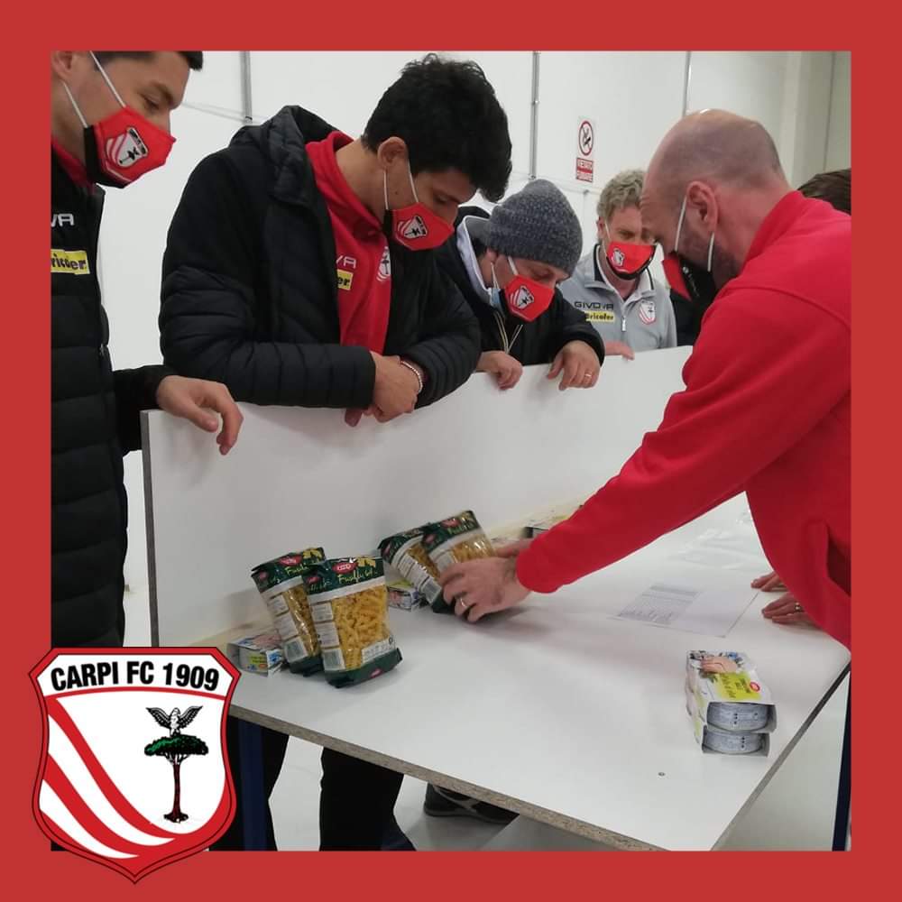 ac_carpi's tweet photo. ❤️ "CUORE BIANCOROSSO"🤍
📷 I ragazzi al lavoro per assemblare il materiale raccolto in favore dell'iniziativa (Foto #Vignoli)
@LegaProOfficial
#NataleBiancorosso #ForzaCarpi #CuoreBiancorosso #FieriDeiNostriColori 🇲🇨 https://t.co/i5lyOPP9dV