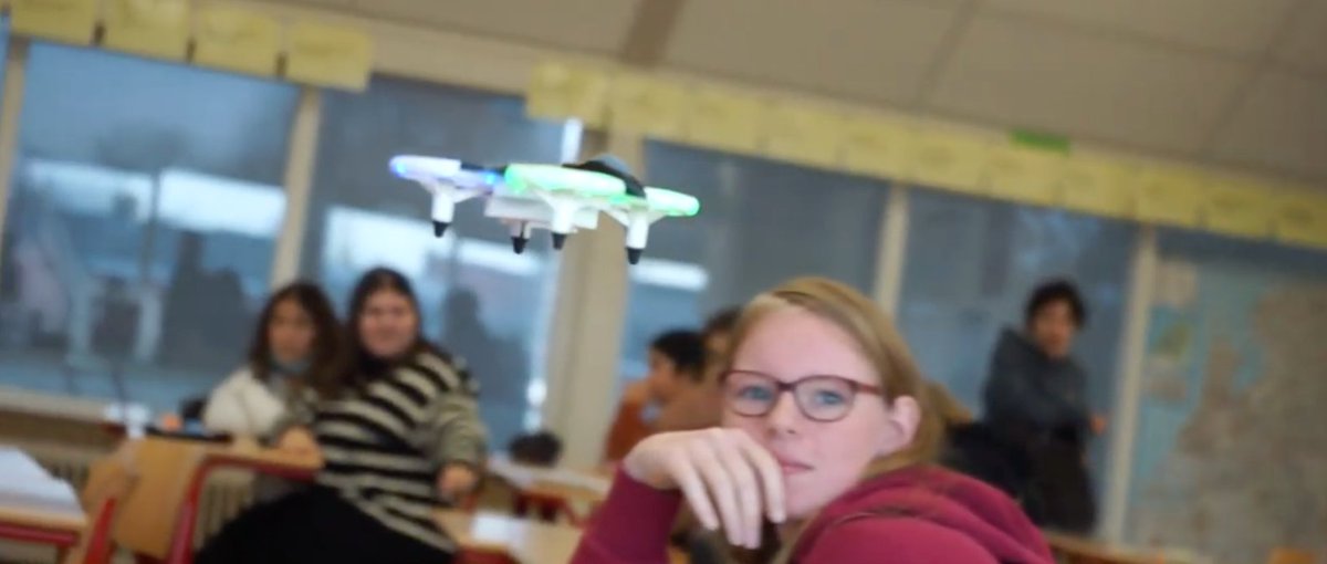 Met een drone leren vliegen tijdens de les op school, hoe tof is dat? Op <a href="/CambreurDongen/">Cambreur College</a> doen ze het gewoon! De leerlingen krijgen er les in 21ste eeuwse vaardigheden met behulp van gave, nieuwe techniek, door <a href="/FutureMindz/">FutureMindz</a>
💙🔧 #goedverhaalovertechniek
techniekgeniek.nl/techniek-leren…