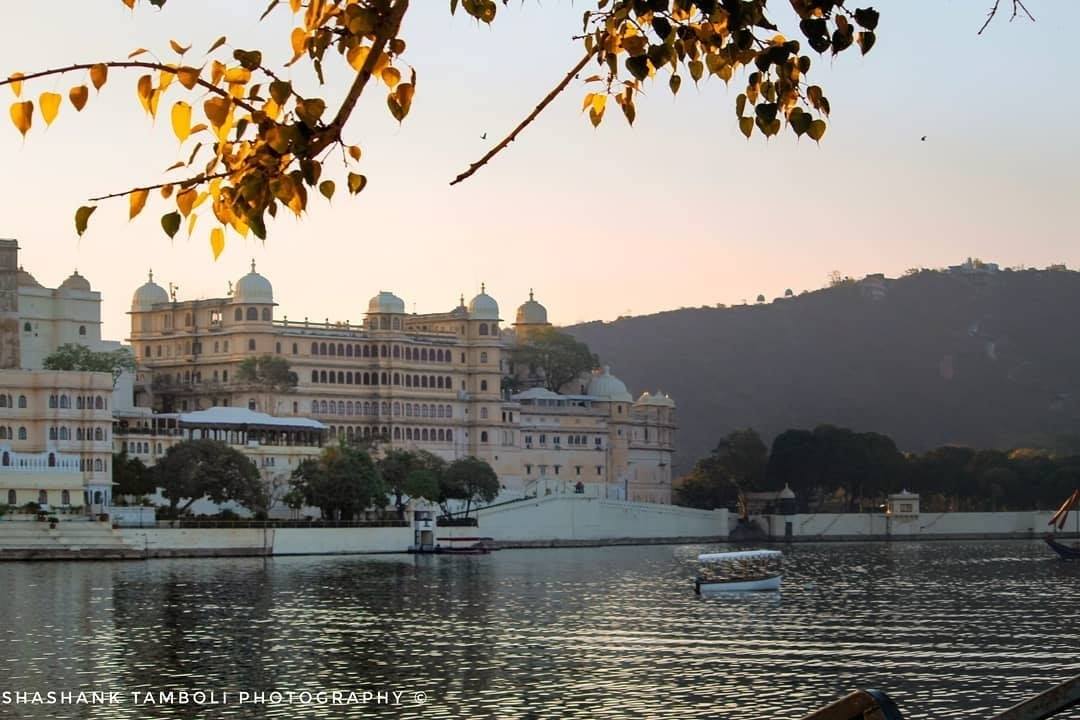 Kosalendradas's tweet photo. City of Bhagwan Eklingnath, #Udaipur was founded in 1558 CE by Maharaja Udai Singh of Sisodia clan of Rajput. He shifted his capital from #Chittorgarh to Udaipur after Chittorgarh was besieged by Mugal emperor Akbar. #City_Palace @Sanjay_Dixit @MakrandParanspe @ShefVaidya https://t.co/vtHhGsH3KP