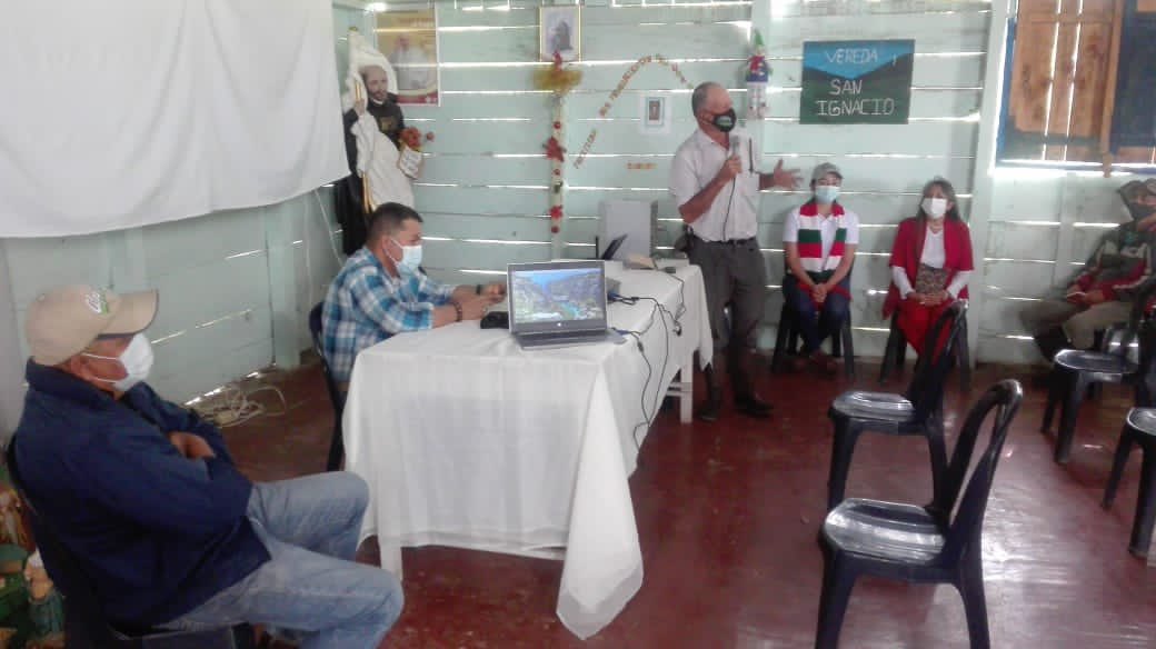 AlcaldiaPopayan's tweet photo. #DíasDeCampo | Visitamos las Veredas: San Ignacio, San Juan y La Laguna, para acompañar las buenas prácticas ganaderas y lácteas que se implementan en las zonas rurales.

Desde #SecDAFE se fortalecerán procesos de transformación de alimentos derivados de cadenas productivas.🐄🥛 https://t.co/fyNrFl9Tm1