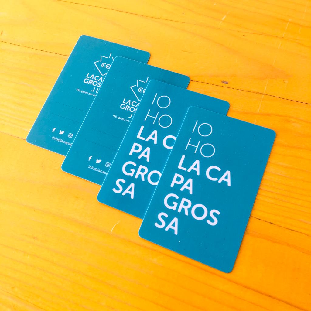 lacapagrossa's tweet photo. 💙 Le nuove tessere associative!

Fino al 20/12, allo stesso costo della quota puoi avere: 
BOX La Capagrossa + 🎁 = € 25,00
> tesseramento annuale 
> una giornata gratuita al #coworking
> un regalo a scelta #aNataleRegalaLocale.

✅ Preordina qui https://t.co/Suzzh3uYOZ https://t.co/CVa25HhqYs