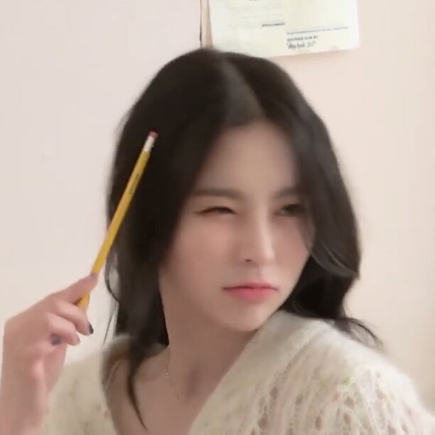 KEV1NB4E's tweet photo. I really miss you a lot TingYan, at least with this I am really happy, come back🥺🥺🥺🥺🥺💗
#CLC @CUBECLC #莊錠欣 #ELKIE #엘키 #WhereIsElkie https://t.co/fnTCMNeJgm