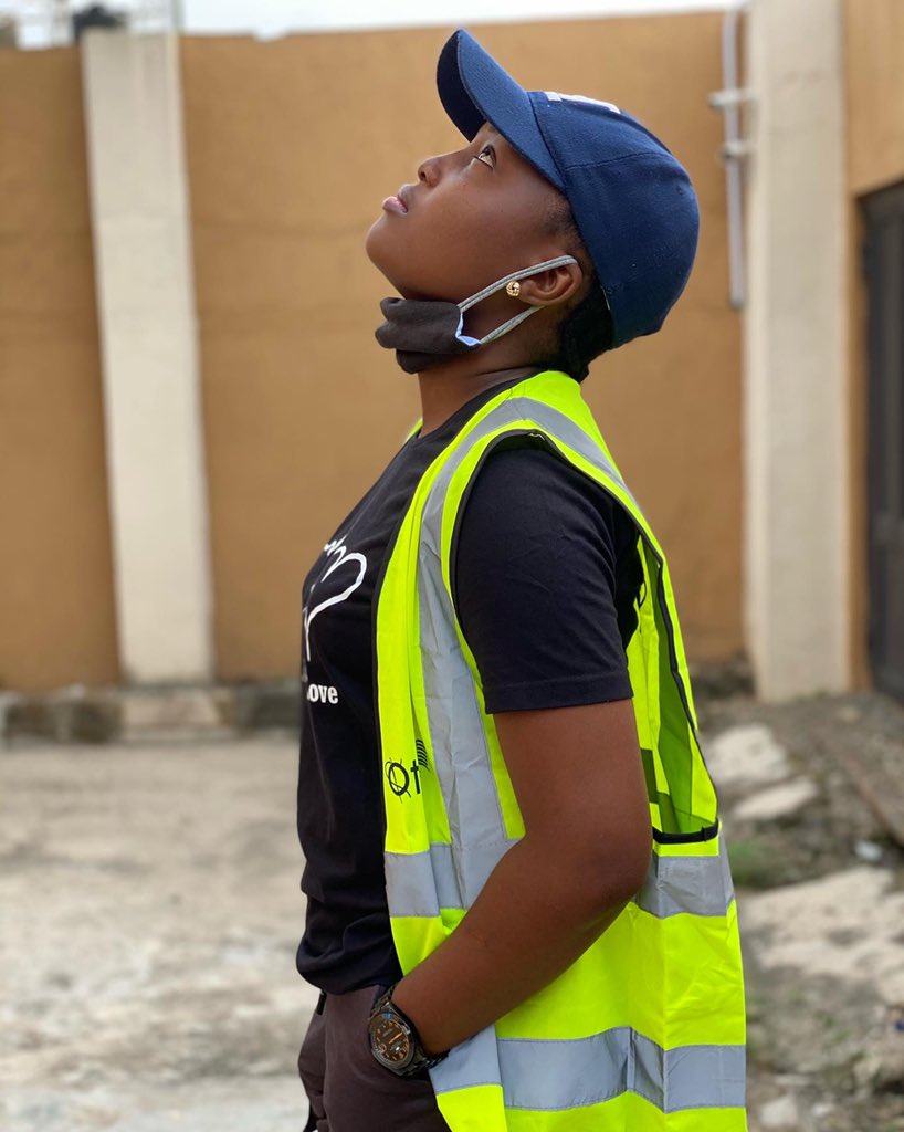 Mistohmie's tweet photo. Out and about today’s 2naira.... Gentle reminder,,, I build houses for a living https://t.co/iiR4JBrJgj