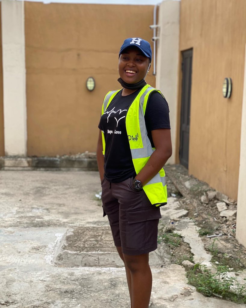 Mistohmie's tweet photo. Out and about today’s 2naira.... Gentle reminder,,, I build houses for a living https://t.co/iiR4JBrJgj