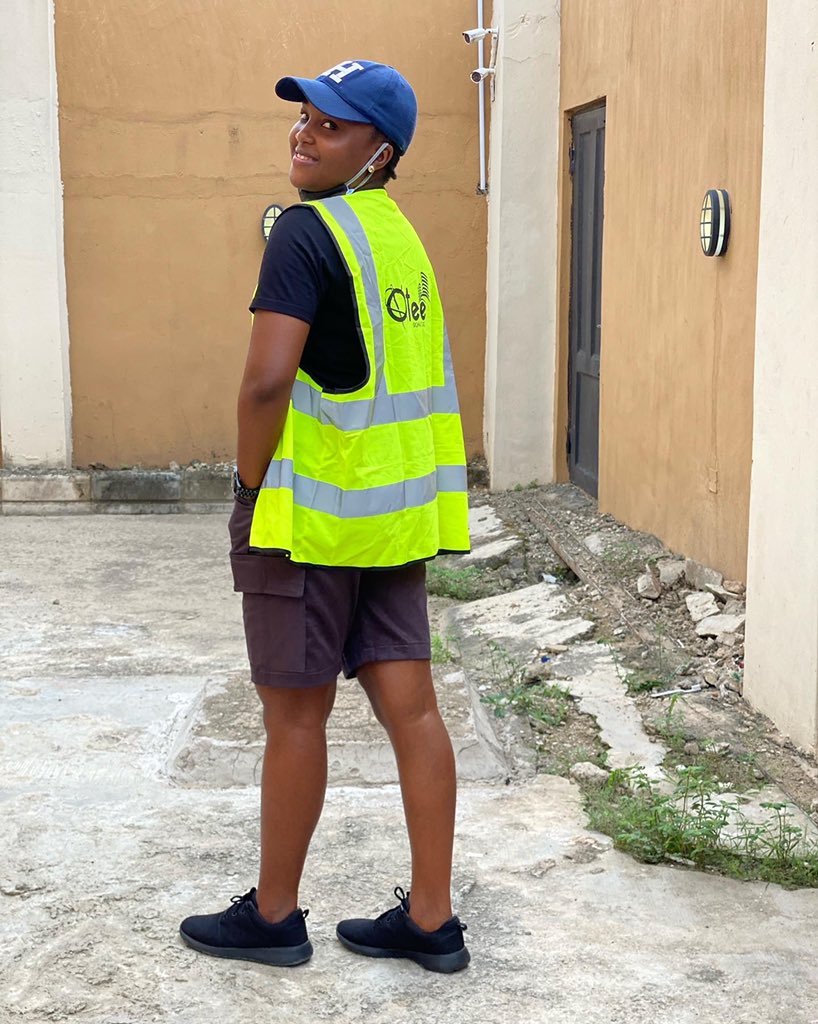Mistohmie's tweet photo. Out and about today’s 2naira.... Gentle reminder,,, I build houses for a living https://t.co/iiR4JBrJgj