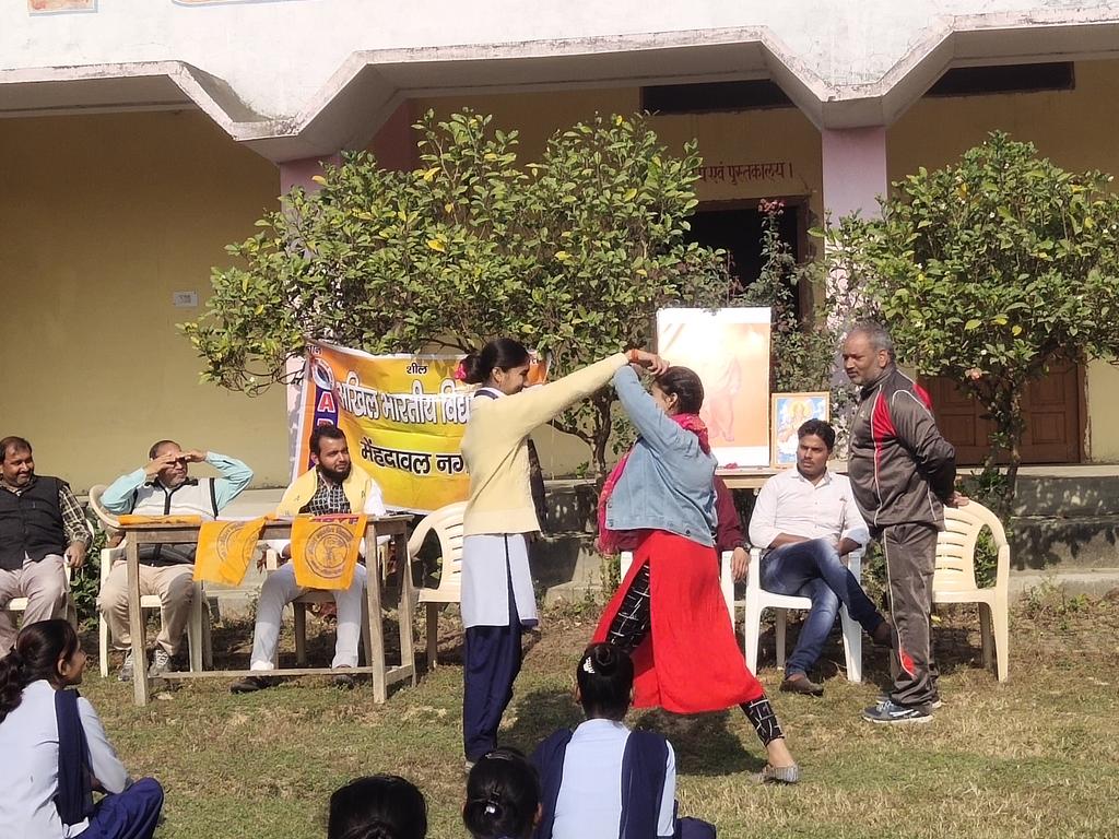 Shaurya_BJP's tweet photo. #Day3
#MissionSahasi
#ABVPMenhdawal
#ABVPSantKabirNagar
आज अखिल भारतीय विद्यार्थी परिषद संत कबीर नगर ज़िले के #मेहदावल_नगर में मिशन साहसी अभियान के अंतर्गत छात्रा बहनों को स्वावलंबन का प्रशिक्षण दिया गया।
#MakingofTheFearless https://t.co/6o4mD3C3k6