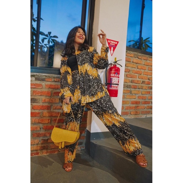 ShyntaFitria's tweet photo. Saya menjual oneset longsparkling... seharga Rp112.000. Dapatkan di Shopee sekarang! https://t.co/GG77kPHLaG #ShopeeID https://t.co/Y9PEAx8xaG