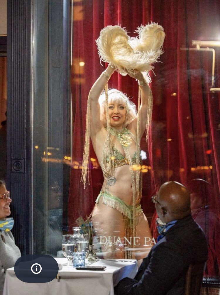 How Duane Park dresses there windows for the holidays !!!
