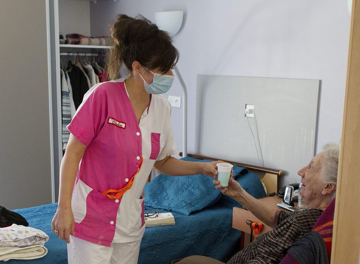 Paroles de soignants : « Les anciens ne peuvent plus lire les expressions sur nos visages » 

#ParoleDeSoignant 👩‍⚕️👨‍⚕️ Aujourd’hui, Delphine, 52 ans, aide-soignante dans un Ehpad des Côtes-d’Armor.
la-croix.com/Sciences-et-et…