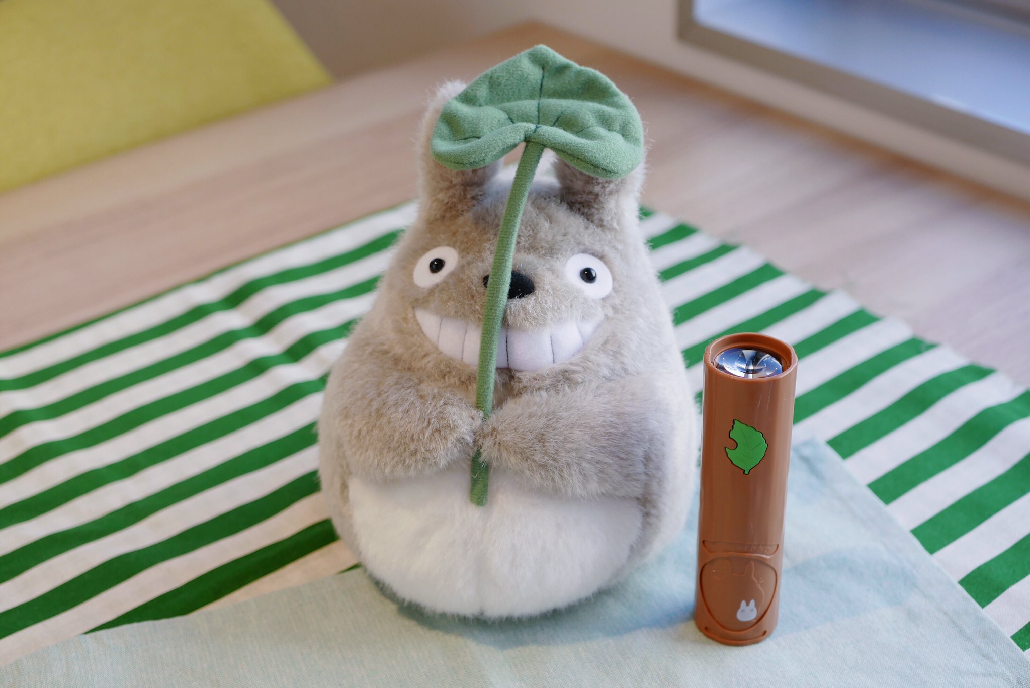 どんぐり共和国 公式 クリスマスおもちゃ特集 コントローラーの光と トトロがおいかけっこする 赤外線の光に反応してトトロが動きます トトロとおいかけっこができるふしぎなおもちゃ おいかけっこ 大トトロ 7 800