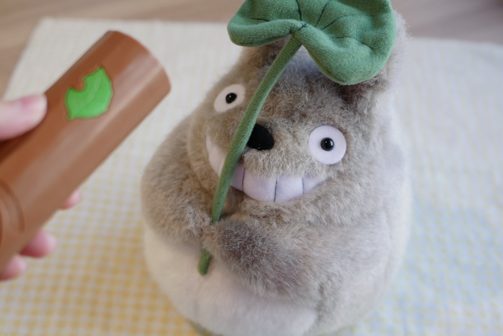 どんぐり共和国 公式 クリスマスおもちゃ特集 コントローラーの光と トトロがおいかけっこする 赤外線の光に反応してトトロが動きます トトロとおいかけっこができるふしぎなおもちゃ おいかけっこ 大トトロ 7 800