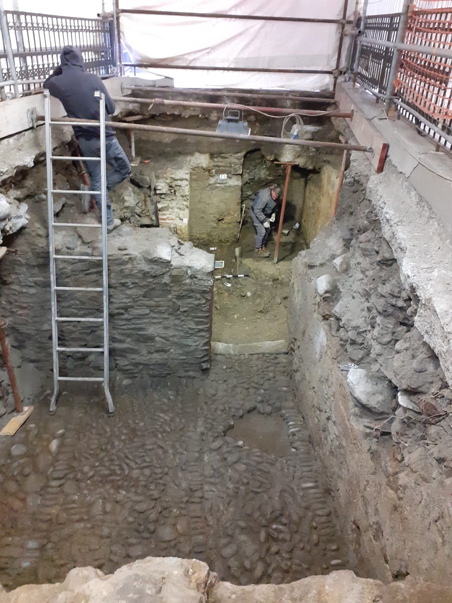 CultureVdA's tweet photo. #17dicembre lo #scavo del braccio ovest del #Criptoportico sta portando in luce resti di cantine addossate alle pareti dell'edificio romano di cui riprendono anche gli spazi.
#inPiazzasiscava ripercorrendo la storia di #Aosta!
#emozioni dal #cantiere
@Valle_dAosta @ComunediAosta https://t.co/LZhQFjIrKZ