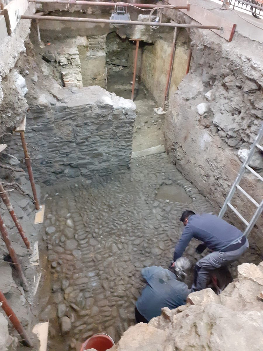 CultureVdA's tweet photo. #17dicembre lo #scavo del braccio ovest del #Criptoportico sta portando in luce resti di cantine addossate alle pareti dell'edificio romano di cui riprendono anche gli spazi.
#inPiazzasiscava ripercorrendo la storia di #Aosta!
#emozioni dal #cantiere
@Valle_dAosta @ComunediAosta https://t.co/LZhQFjIrKZ