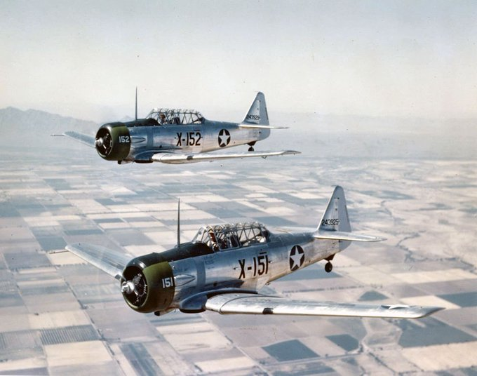 heikihenken's tweet photo. T-6 テキサン 映画ファンにはゼロ戦に見える不思議な米軍機。1万5千機も作られた名作の練習機で多くのパイロットを養成したついでに小改造や塗装塗り替えでゼロ戦の代役したりFw190役したり戦争映画の撮影で大活躍した代役の名優 https://t.co/iwwbY8nTLr