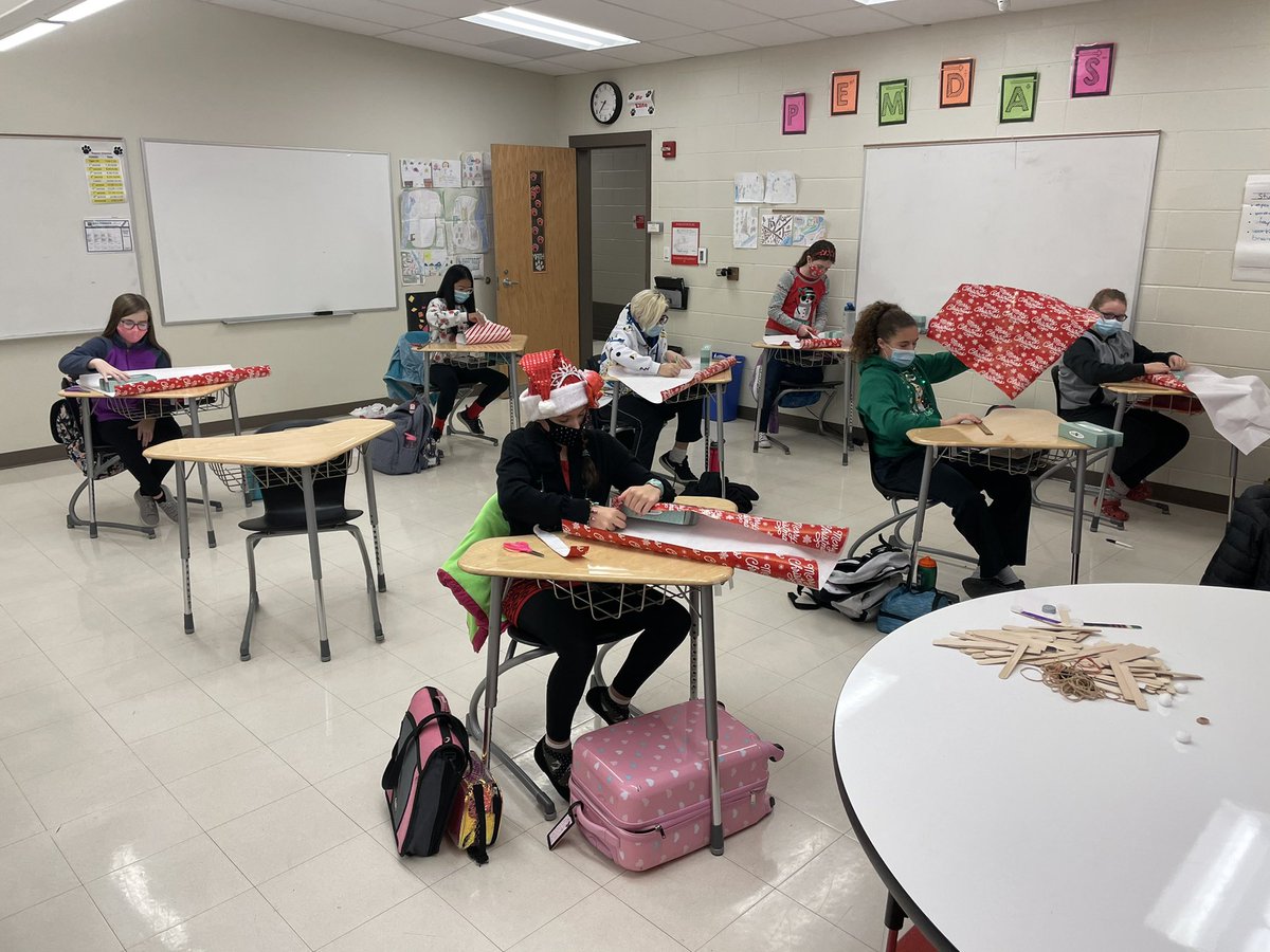 SamiGundrum's tweet photo. Santa’s elves wrapping boxes to learn about Surface Area! @circlevillecms https://t.co/D8Z60CGW57